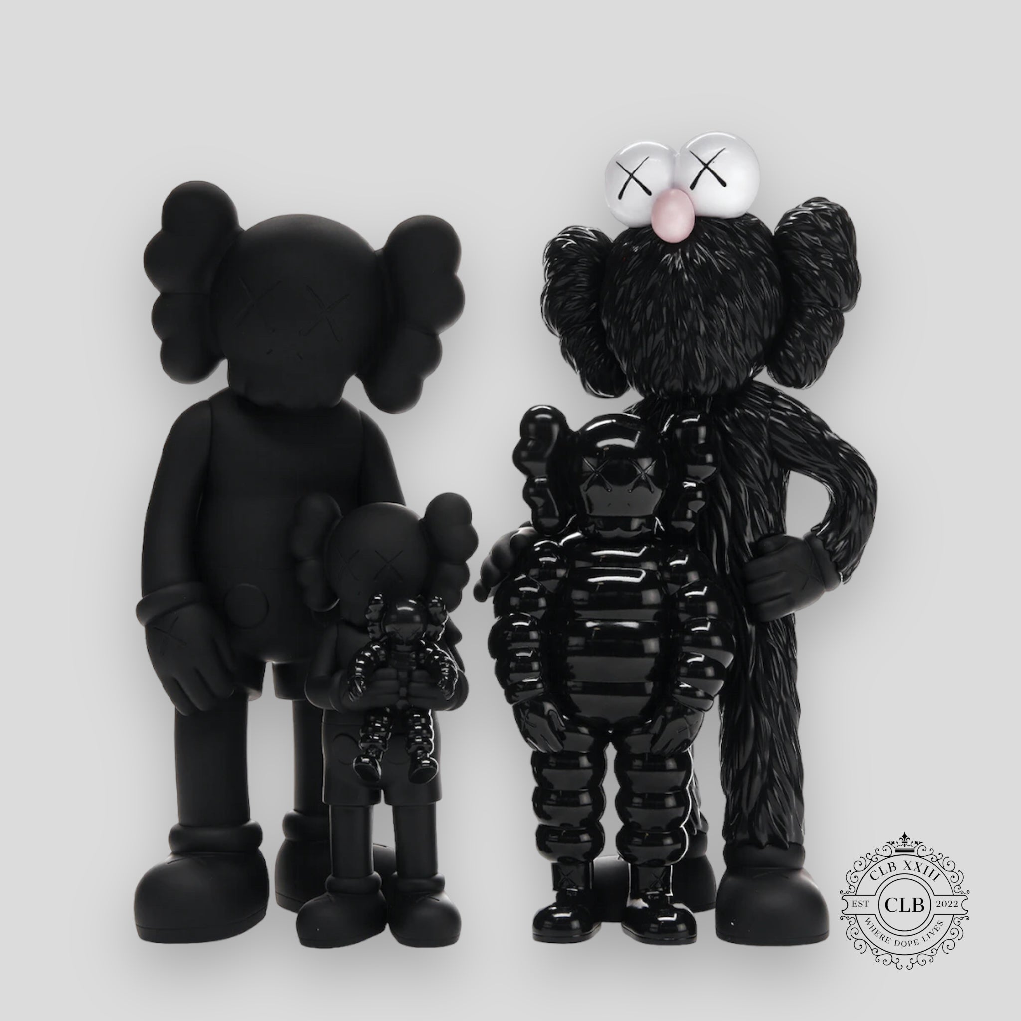 KAWS VINYL FIGURE "FAMILY - BLACK"